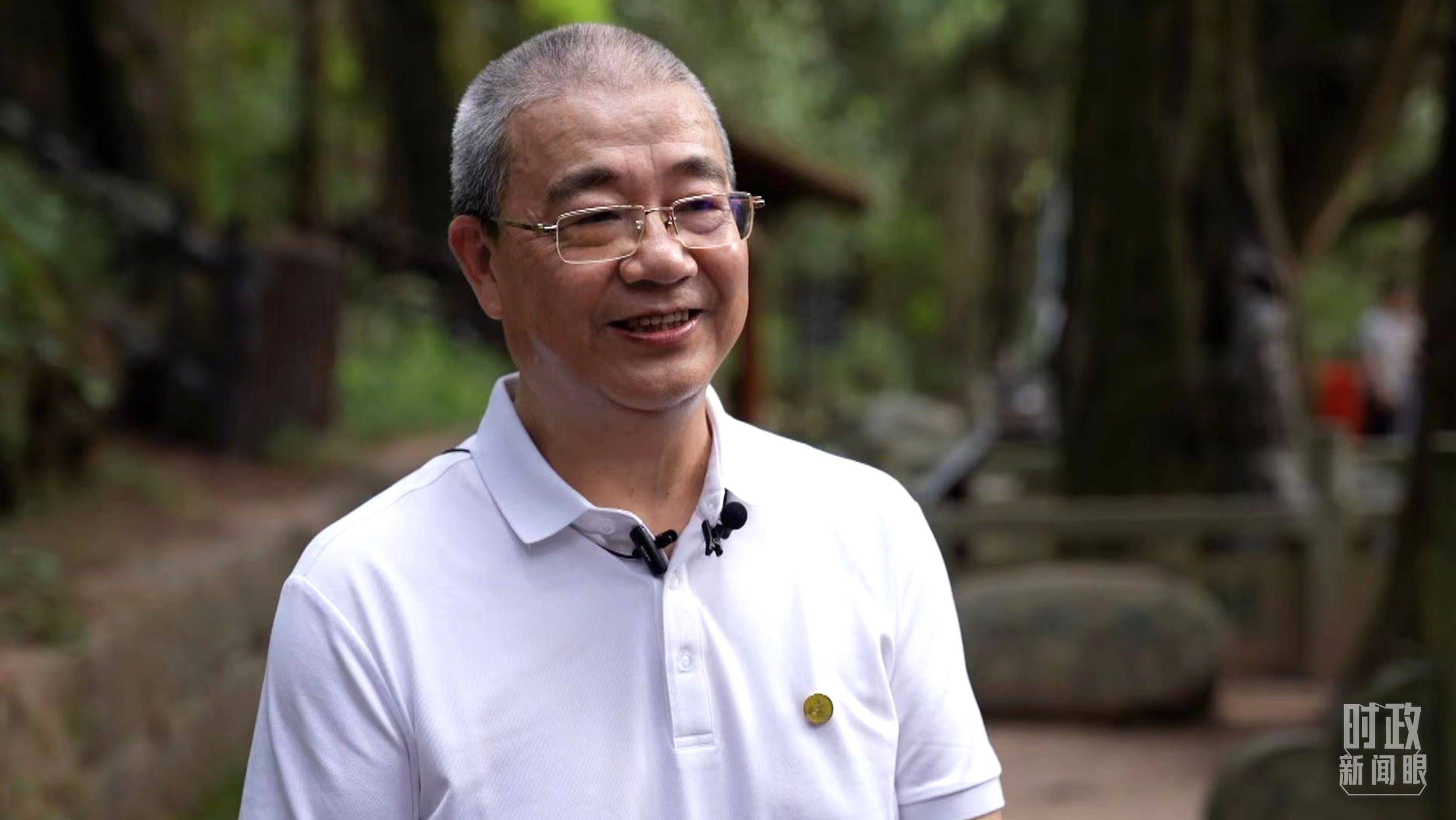 △廣元蜀道文化研究會(huì)蔡?hào)|洲教授。（總臺(tái)央視記者賈林拍攝）