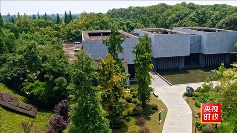 △2021年正式投入使用的三星堆文物保護(hù)修復(fù)館，堅(jiān)持保護(hù)修復(fù)與考古研究同步進(jìn)行，館內(nèi)分文保工作區(qū)和參觀區(qū)。