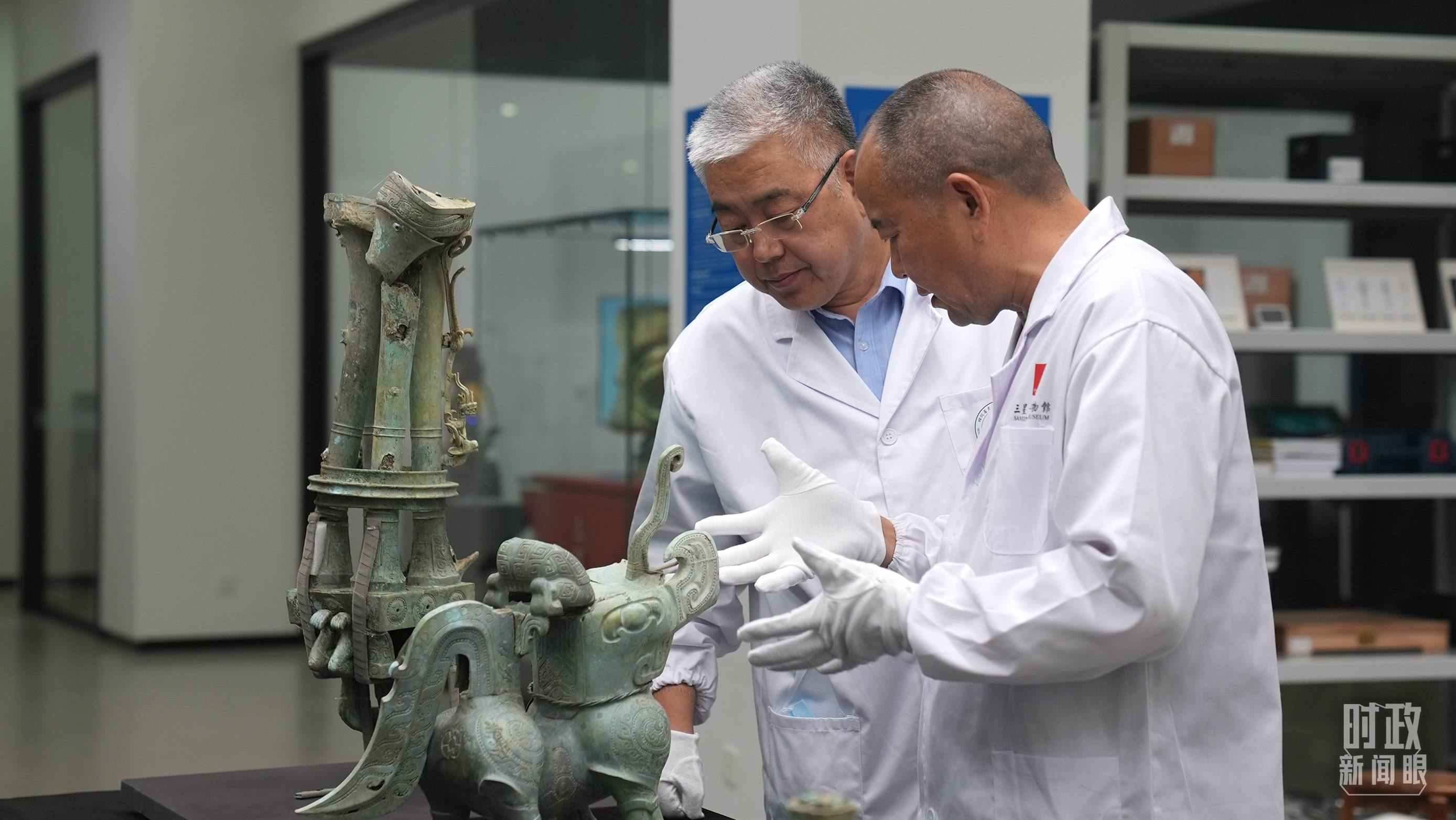 △三星堆文保專家正在就修復(fù)方案進(jìn)行討論。（總臺(tái)央視記者劉琦拍攝）