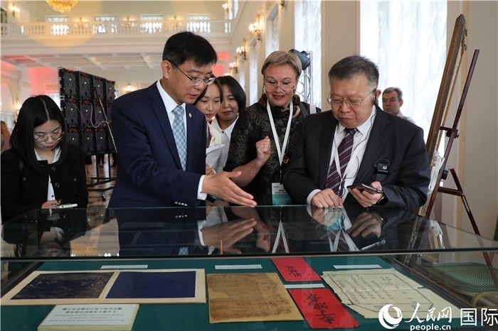 中俄圖書館論壇嘉賓共同參觀由俄羅斯國(guó)立列寧圖書館舉辦的館藏中國(guó)古籍善本圖書展。人民網(wǎng)記者 隋鑫攝）