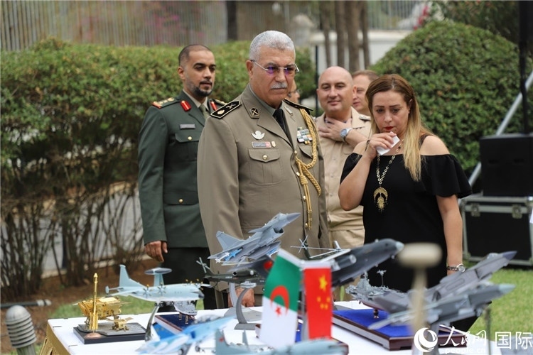 圖為與會嘉賓參觀招待會設(shè)置的武器裝備模型展臺。人民網(wǎng)記者 王傳寶攝