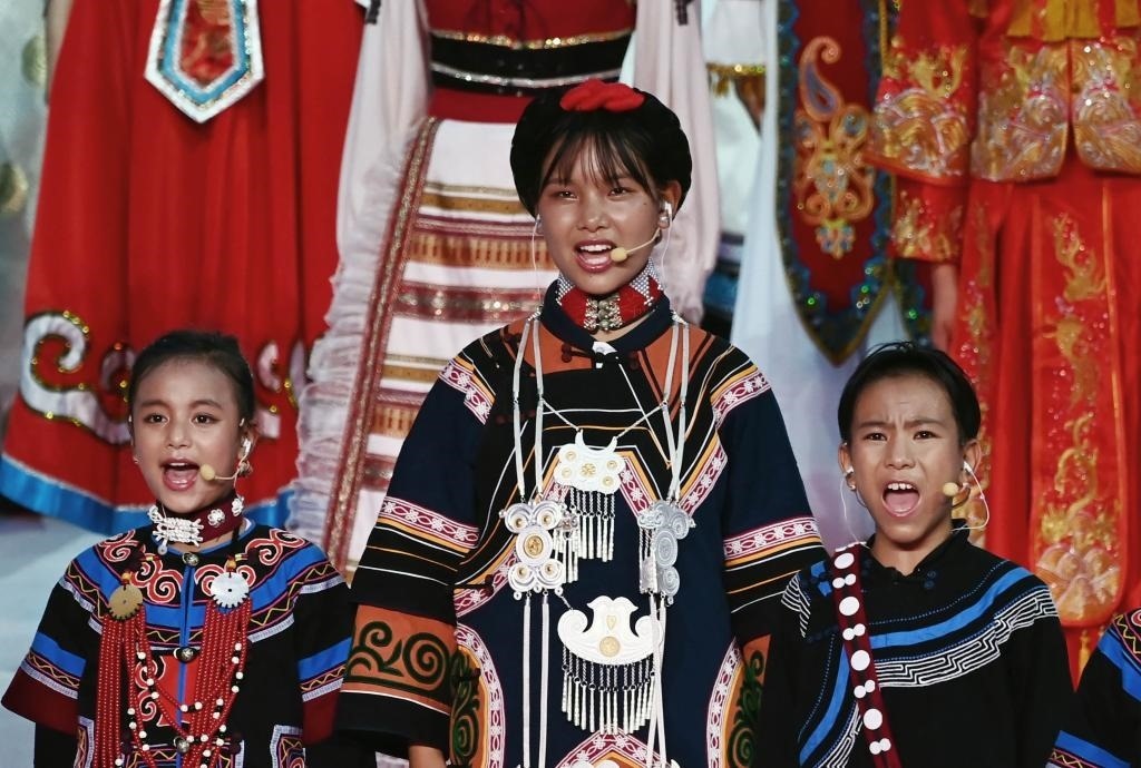 7月28日，吉好有果（中）在開幕式上表演。新華社記者陳澤國攝