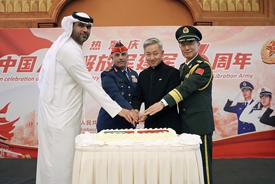 圖為招待會(huì)上中阿嘉賓合影。中國(guó)駐阿聯(lián)酋大使館供圖