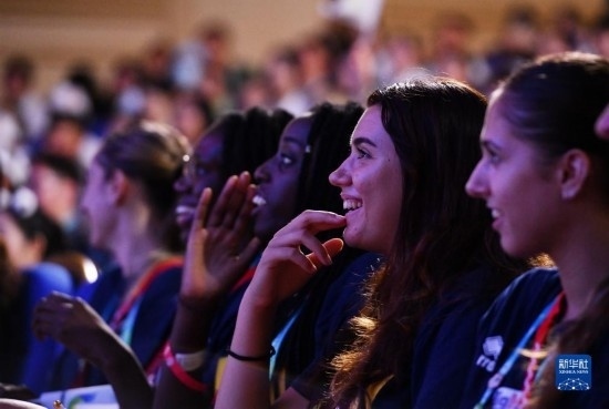 7月29日，外國運(yùn)動(dòng)員在聯(lián)歡會(huì)現(xiàn)場(chǎng)觀看節(jié)目。新華社記者 張端 攝