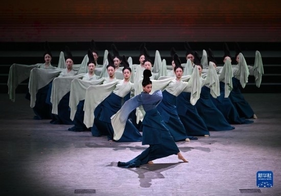 7月29日，演員在聯(lián)歡會(huì)現(xiàn)場(chǎng)表演《只此青綠》。新華社記者 蔡湘鑫 攝