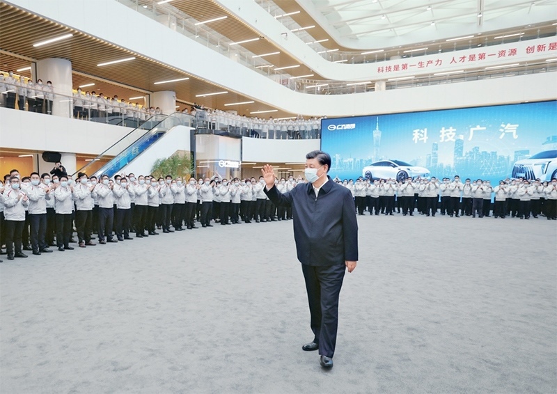 2023年4月10日至13日，中共中央總書(shū)記、國(guó)家主席、中央軍委主席習(xí)近平在廣東考察。這是12日下午，習(xí)近平在廣汽研究院向職工們揮手致意。 新華社記者 鞠鵬/攝