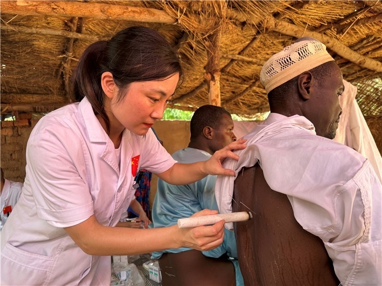 圖為吉安市中心人民醫(yī)院中醫(yī)科副主任醫(yī)師王李妮為患者進(jìn)行針灸治療。中國(guó)駐乍得醫(yī)療隊(duì)提供