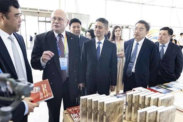 與會嘉賓參觀主題書展。人民畫報社供圖