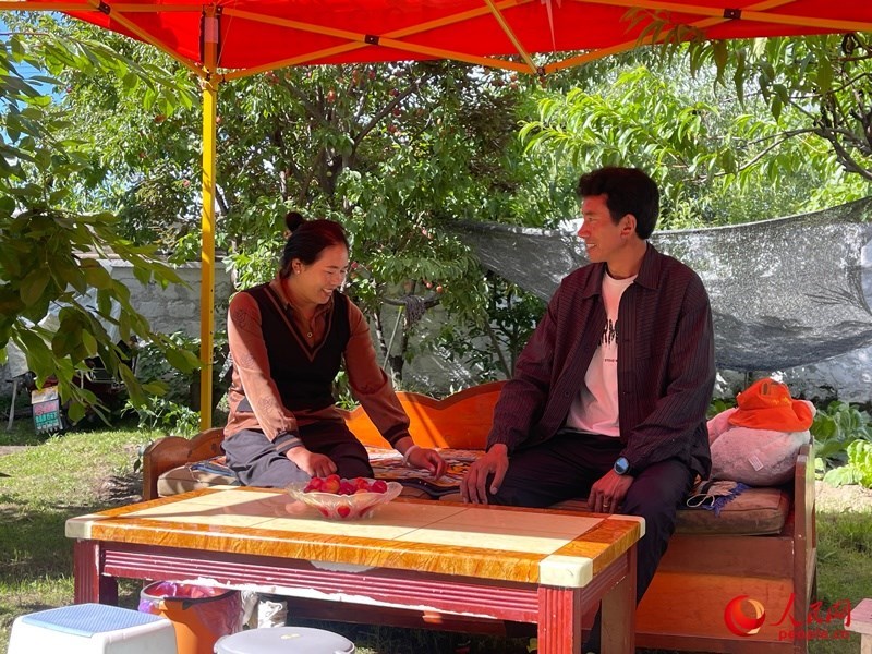 嘎拉村村民達(dá)瓦堅(jiān)參和他的妻子。人民網(wǎng) 周靜圓攝