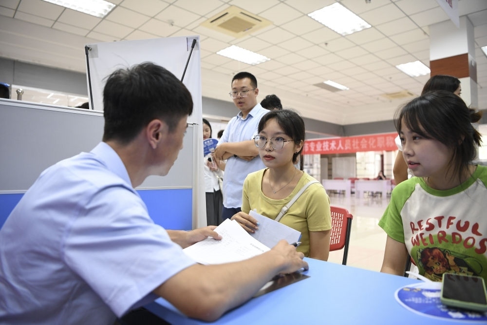 2023年7月29日，“揚(yáng)就業(yè)之帆，啟夢想之旅”2023年寧夏（銀川）離校未就業(yè)高校畢業(yè)生招聘會(huì)在寧夏（銀川）人力資源服務(wù)產(chǎn)業(yè)園舉行。求職者（右）在招聘會(huì)現(xiàn)場與用人單位交流。新華社記者 馮開華 攝