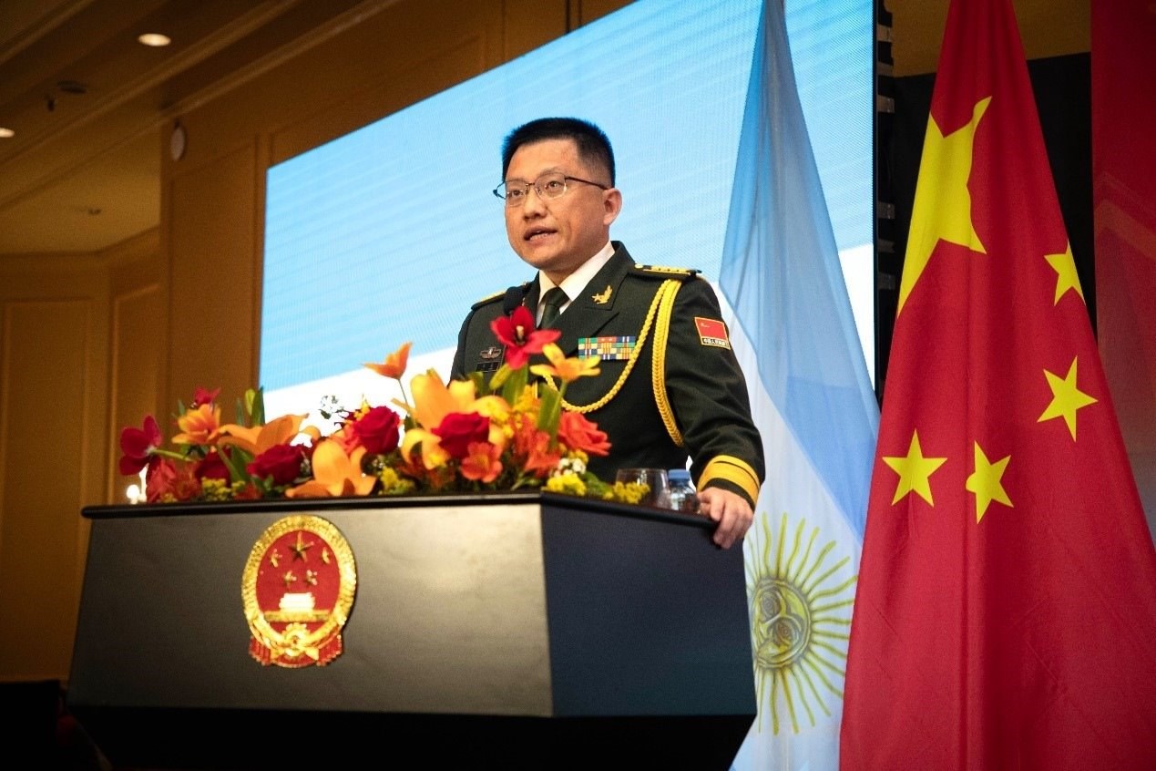 中國駐阿根廷大使館武官劉淼大校致辭。中國駐阿根廷大使館供圖