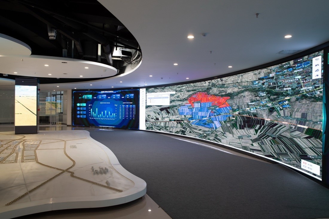 黑龍江省慶安縣數(shù)字農(nóng)業(yè)指揮中心平臺上展示的黑土地情況（4月26日攝）。新華社記者 張濤 攝