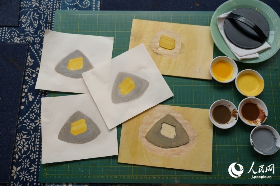 圖為丁未堂創(chuàng)作的木版畫(huà)及木版。人民網(wǎng)記者 張若涵攝