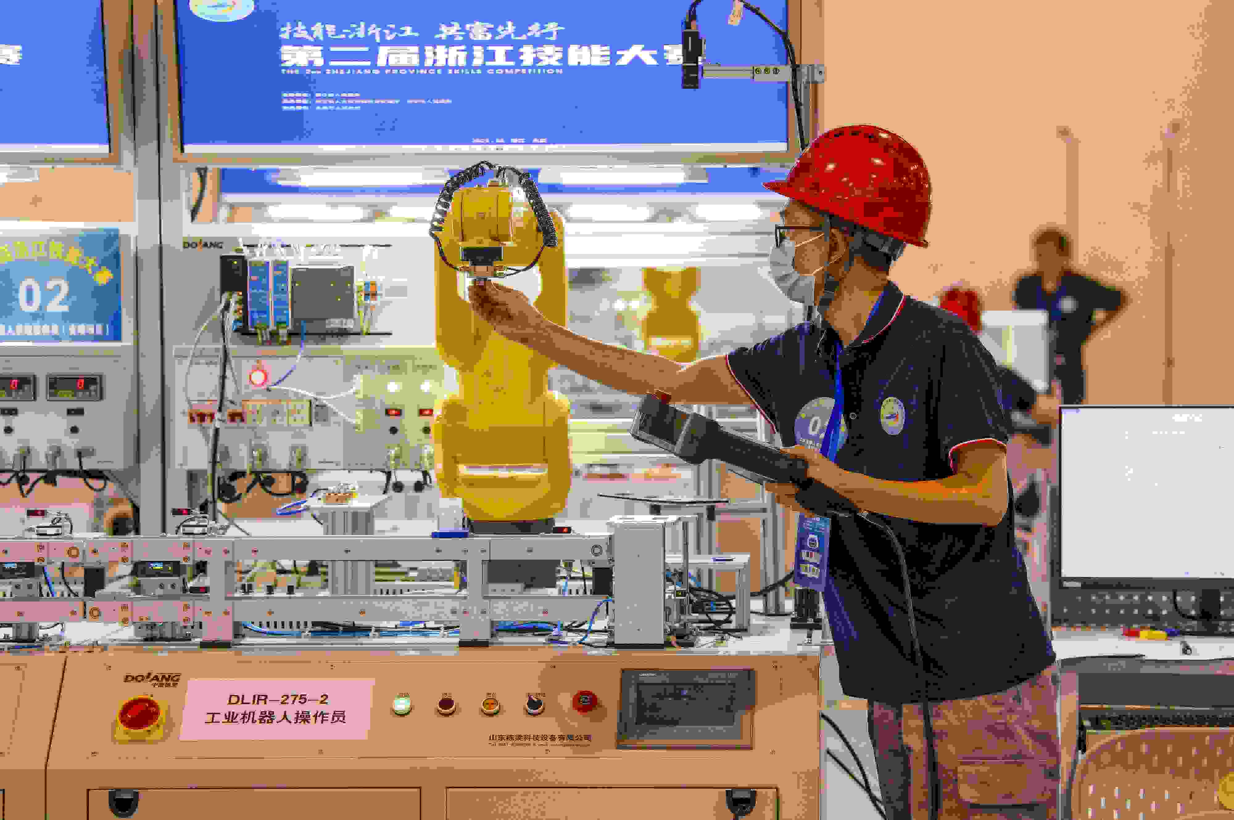 2023年6月19日，第二屆浙江技能大賽在永康市國(guó)際會(huì)展中心舉行。參賽選手在進(jìn)行工業(yè)機(jī)器人系統(tǒng)操作員項(xiàng)目比賽。
