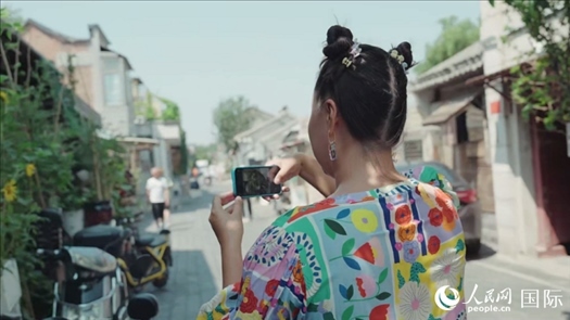 柳芭在胡同里采風(fēng)。人民網(wǎng) 張若涵攝