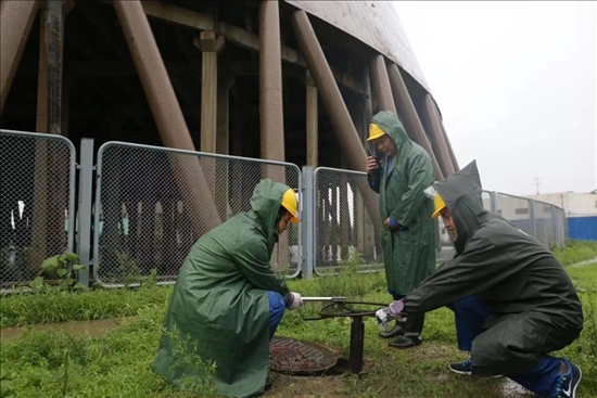 華能北京熱電廠員工操作排水閥降低水塔水位。 受訪者供圖