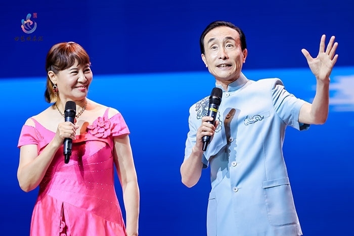 小品表演藝術(shù)家鞏漢林、金珠在演出現(xiàn)場(chǎng)。主辦方供圖