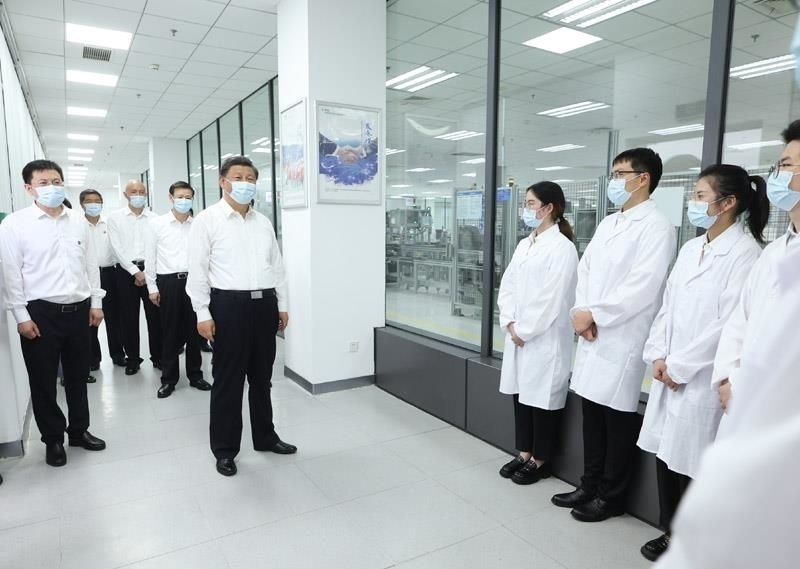 2023年7月6日，習(xí)近平總書(shū)記在江蘇南京市考察南瑞集團(tuán)有限公司，同年輕研發(fā)人員親切交流。