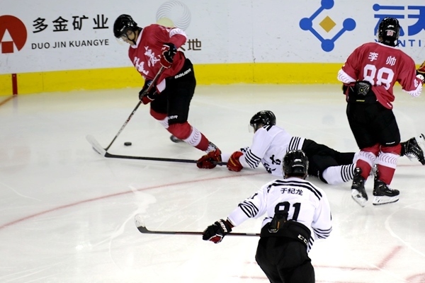 重慶隊(duì)球員與內(nèi)蒙古球員拼搶。人民網(wǎng)記者 胡雪蓉?cái)z