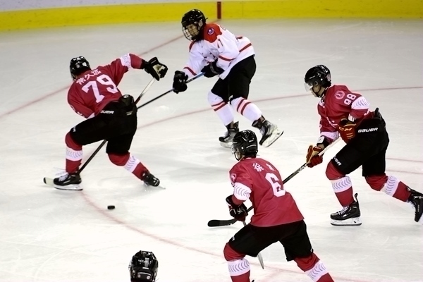 重慶隊(duì)球員常久遠(yuǎn)(左)與陜西隊(duì)球員呂知宜拼搶。人民網(wǎng)記者 胡雪蓉?cái)z