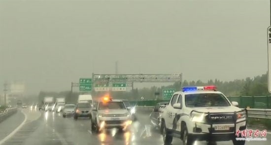 8月2日，京港澳高速，高速交警涿州大隊警車帶道引導救援物資車隊進入涿州災區(qū)。