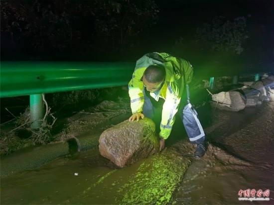 7月31日，張涿高速，高速交警涿鹿大隊民警清理山體滑坡路面落石。