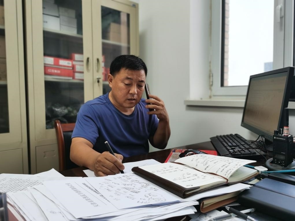 曾田榮正在辦公室內(nèi)工作。新華社記者 孫凡越 攝