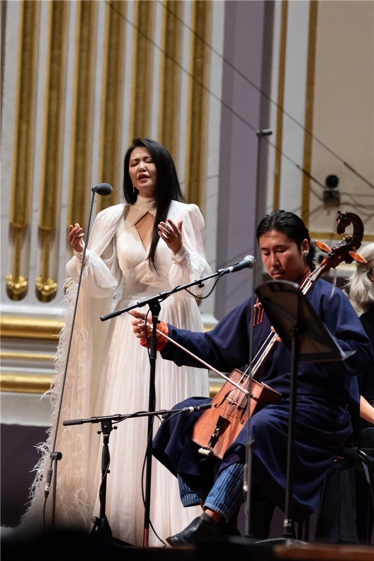 圖片說(shuō)明： 8月5日，2023愛(ài)丁堡國(guó)際藝術(shù)節(jié)開(kāi)幕式音樂(lè)會(huì)《慈悲頌》的演出現(xiàn)場(chǎng)。藝術(shù)節(jié)組委會(huì)供圖