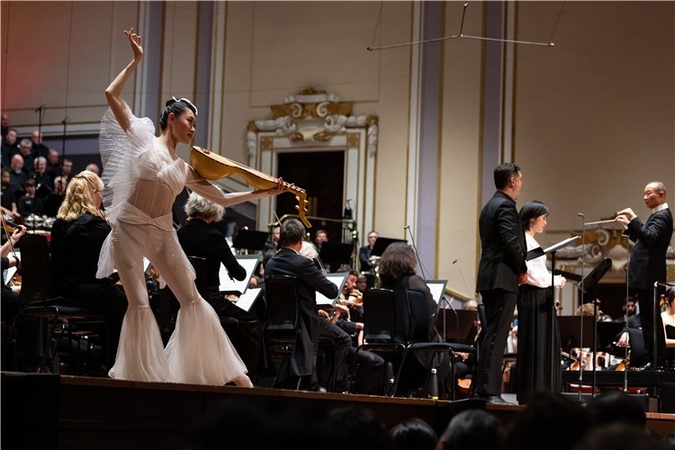 圖8月5日，2023愛(ài)丁堡國(guó)際藝術(shù)節(jié)開(kāi)幕式音樂(lè)會(huì)《慈悲頌》的演出現(xiàn)場(chǎng)。藝術(shù)節(jié)組委會(huì)供圖