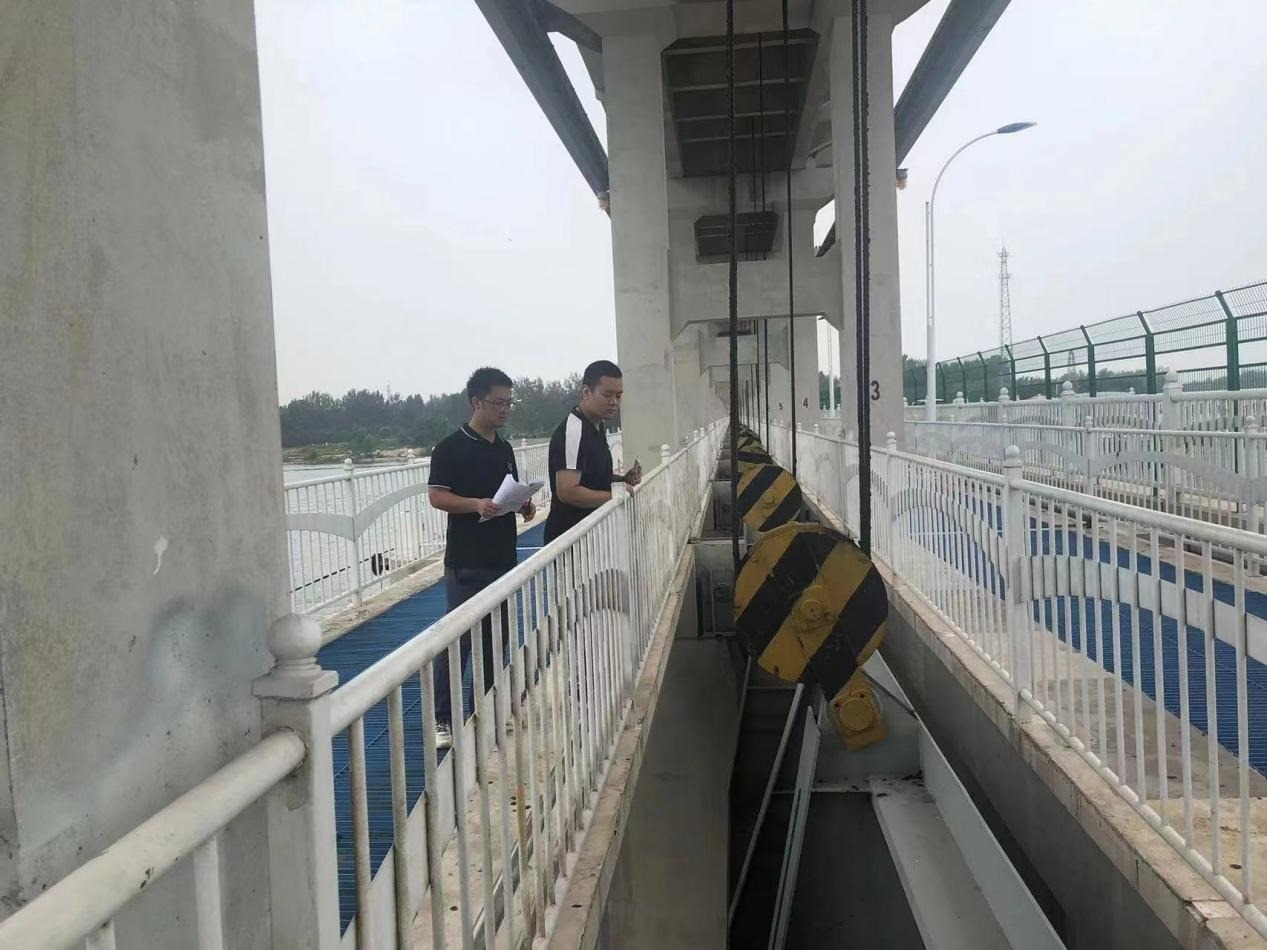 海委海河下游管理局獨流減河進洪閘管理處工作人員檢查水閘閘門啟閉機。受訪者供圖