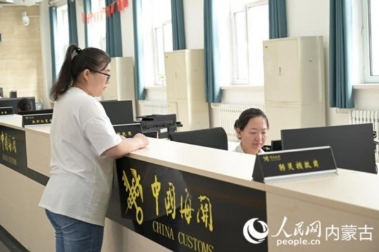 代理報(bào)關(guān)企業(yè)正在滿洲里車站海關(guān)綜合服務(wù)大廳辦理業(yè)務(wù)。人民網(wǎng) 寇雅楠攝