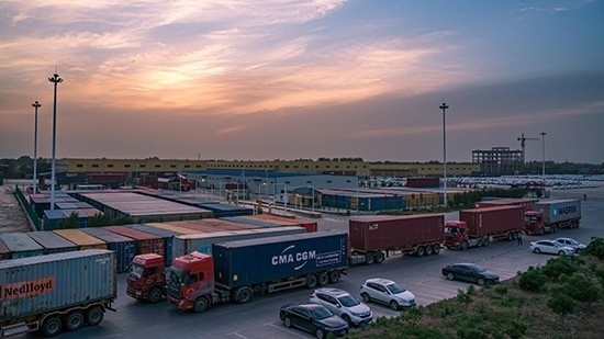 石家莊國際陸港內整裝待發(fā)的集裝箱。 石家莊國際陸港供圖