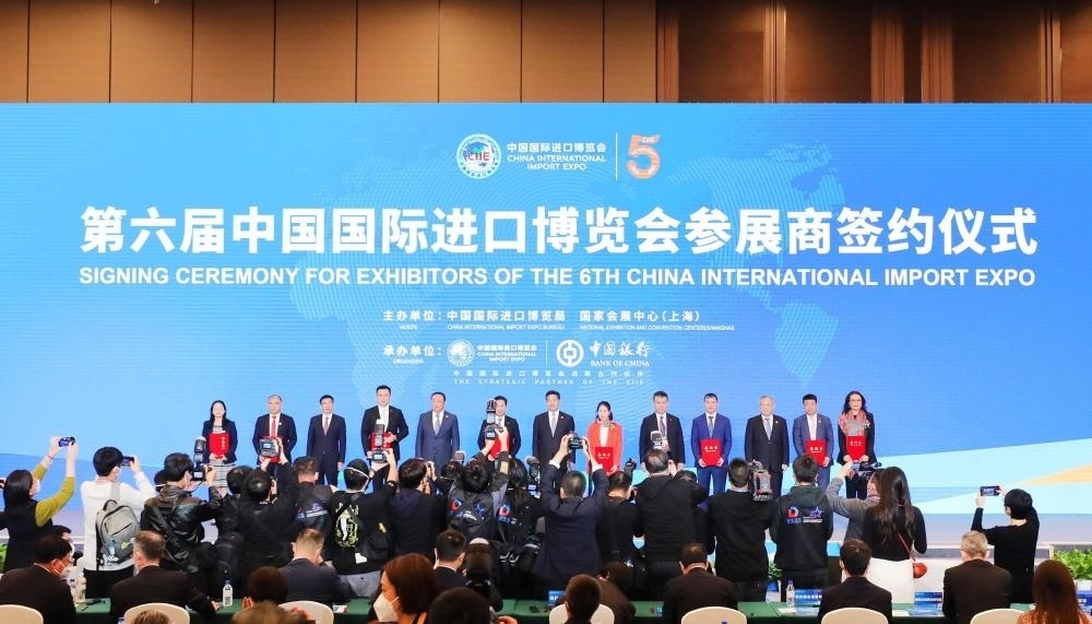 2022年11月6日，2022年中國國際進(jìn)口博覽會參展商聯(lián)盟大會在上海舉行。這是在大會期間進(jìn)行的第六屆進(jìn)博會參展商簽約儀式。新華社記者 方喆 攝