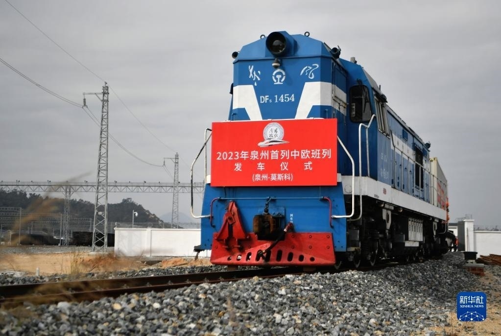 2月3日，中歐班列駛出興泉鐵路黃塘站。當日，滿載著55個集裝箱的中歐班列，從位于福建泉州惠安縣的興泉鐵路黃塘站駛出。這是泉州今年開出的首趟中歐班列，也是興泉鐵路開通后的首趟泉州中歐班列。據(jù)了解，此次班列裝載產(chǎn)品主要來自泉州進出口企業(yè)，貨重601.4噸，貨值約262.5萬美元。新華社記者 魏培全 攝