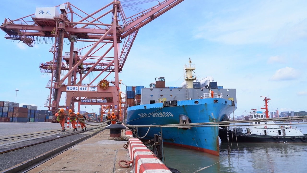 7月22日上午，“絲路海運”電商快線“海豐蛇口”輪停靠廈門海天碼頭12號泊位裝卸集裝箱貨物。人民網(wǎng)記者 蘭志飛攝