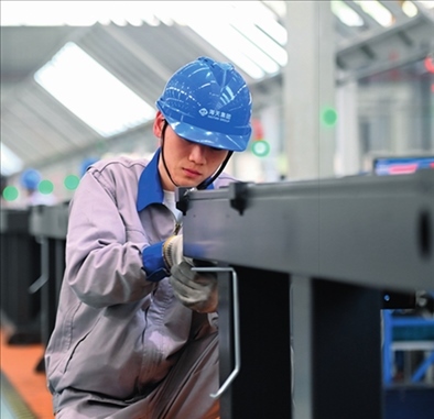 工人在海天國際控股有限公司海天大港生產(chǎn)基地作業(yè)（2023年2月1日攝）。黃宗治攝/本刊