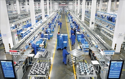 在位于浙江省臺州市的杰克科技股份有限公司，工作人員在裝配車間裝配縫紉機(jī)（2023年3月23日攝）。翁忻旸攝/本刊