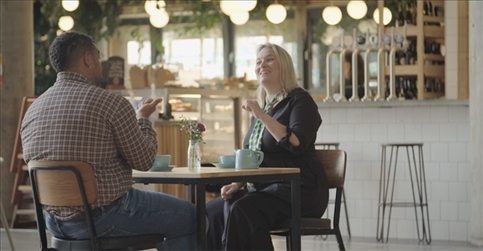 凱茜·瑪格與手語教學(xué)者交流。帕特里克·謝德-西蒙茲攝