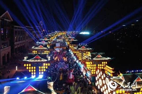 廣西南寧市良慶區(qū)的“南寧之夜”街區(qū)燈火璀璨。人民網(wǎng) 王勇攝