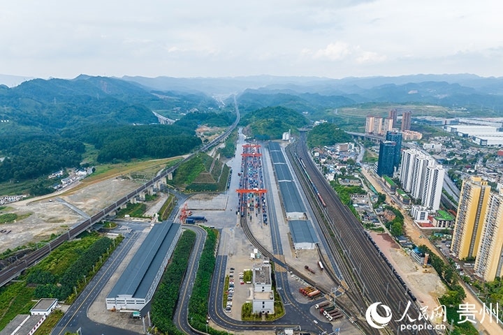 航拍貴陽國際陸港。人民網(wǎng)記者 涂敏攝