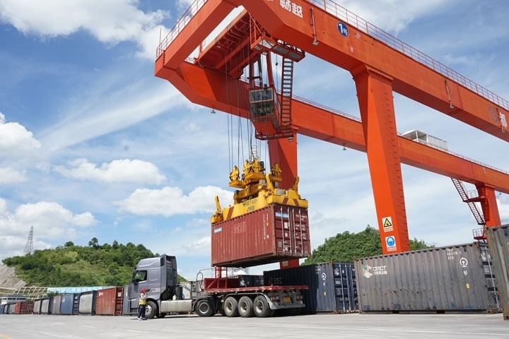 在貴陽國際陸港，正在作業(yè)的龍門吊。貴陽綜保區(qū)供圖