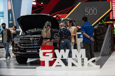 印尼消費(fèi)者參觀長(zhǎng)城汽車(chē)的展臺(tái)。趙猛 攝