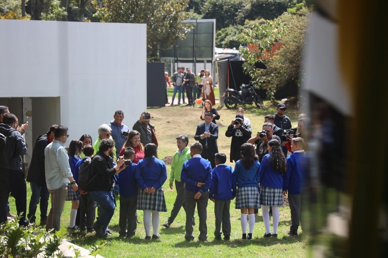 波哥大市長克勞迪婭·洛佩茲與參加活動的學生代表交流。中國港灣波哥大地鐵一號線項目供圖