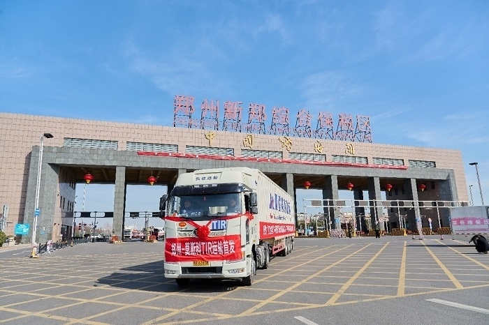 2023年2月20日，鄭州—莫斯科TIR運(yùn)輸首發(fā)車(chē)輛駛出鄭州新鄭綜合保稅區(qū)。新鄭海關(guān)供圖