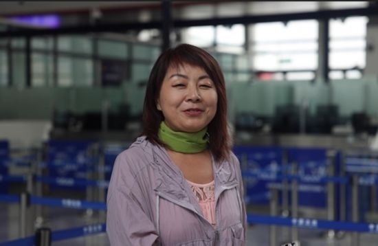 7月22日，曾經(jīng)在老撾瑯勃拉邦工作過3年的加拿大華僑孫月玲乘坐中老鐵路國際旅客列車從中國出境。衛(wèi)海林 攝