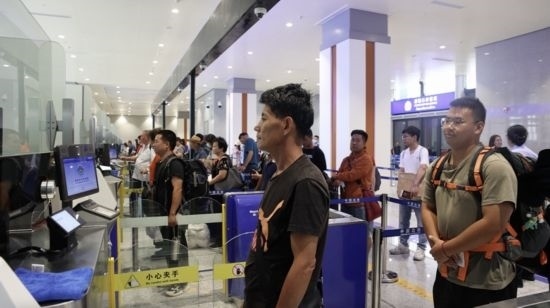 6月13日，乘坐中老鐵路國際旅客列車的旅客在磨憨邊檢大廳排隊候檢。李揚 攝