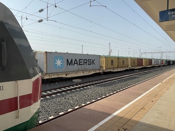 亞吉鐵路吉布提那噶德車站的貨運車廂。人民網(wǎng)記者 趙艷紅攝