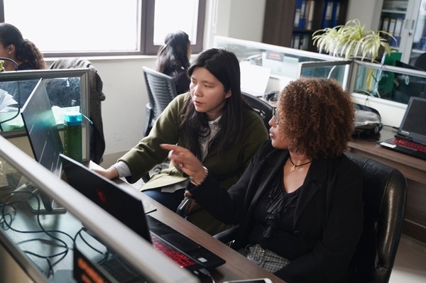 梅德哈妮（右）與中國同事討論設(shè)計方案。受訪對象供圖