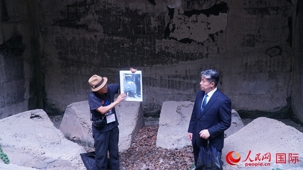 毒氣島歷史研究所事務(wù)局長(zhǎng)山內(nèi)正之在毒氣儲(chǔ)存遺址為大家介紹日軍發(fā)動(dòng)毒氣戰(zhàn)的罪證。人民網(wǎng) 蔣曉辰攝