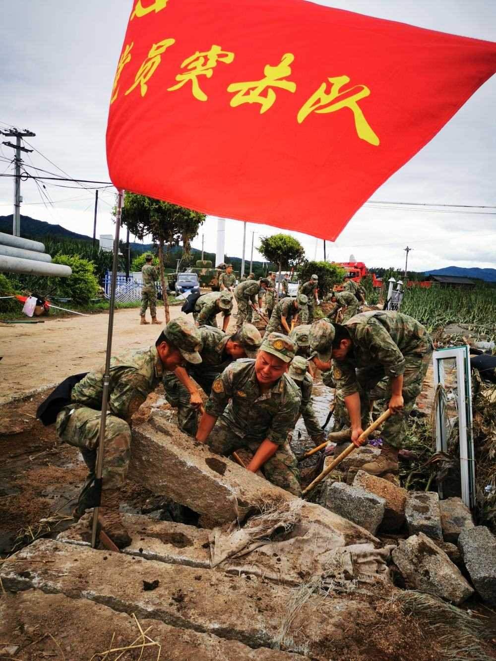 8月7日，陸軍第78集團(tuán)軍某旅組織黨員突擊隊(duì)在吉林舒蘭市七里鄉(xiāng)清理路障。新華社發(fā)（劉洋 攝）